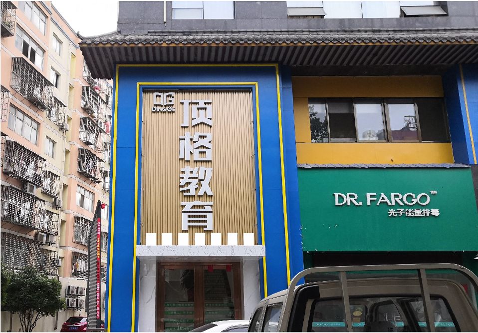 兴仁门头设计要符合门店特色。