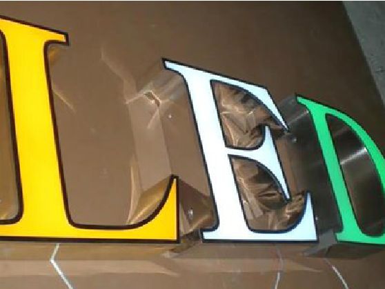 兴仁介绍LED招牌的基础知识。
